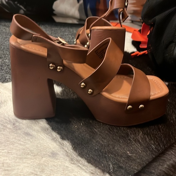 High heels - Picture 3 of 3